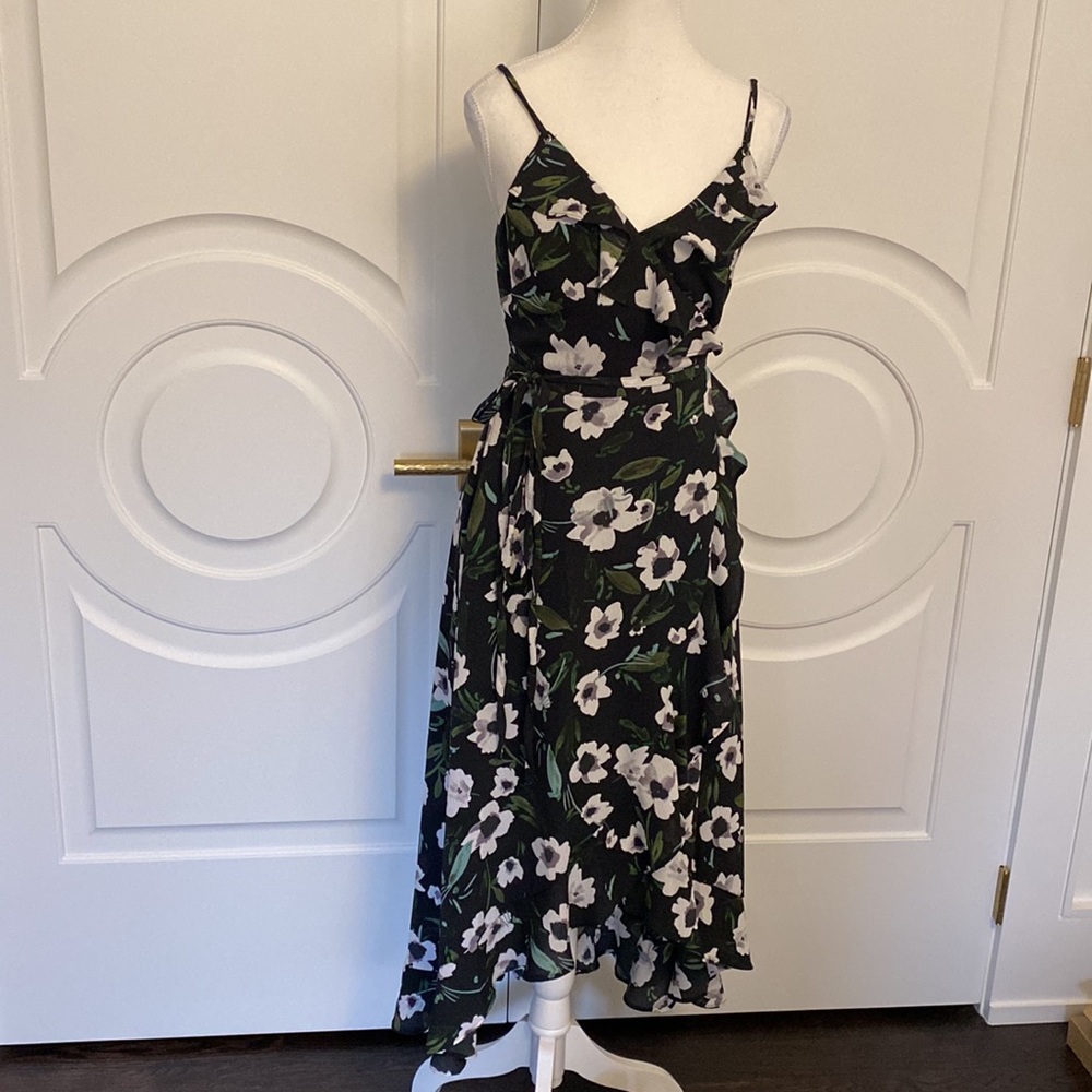 New BEBE floral wrap dress with pockets